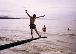 32 Cahuita jugando.jpg
